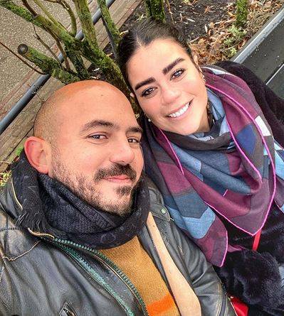 بالصور - عروس محمود العسيلي تشغل المواقع بفستاني زفافها..إطلالة مختلفة هل تجرأين؟