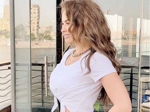 هجوم على مي سليم بسبب ملابسها الجريئة