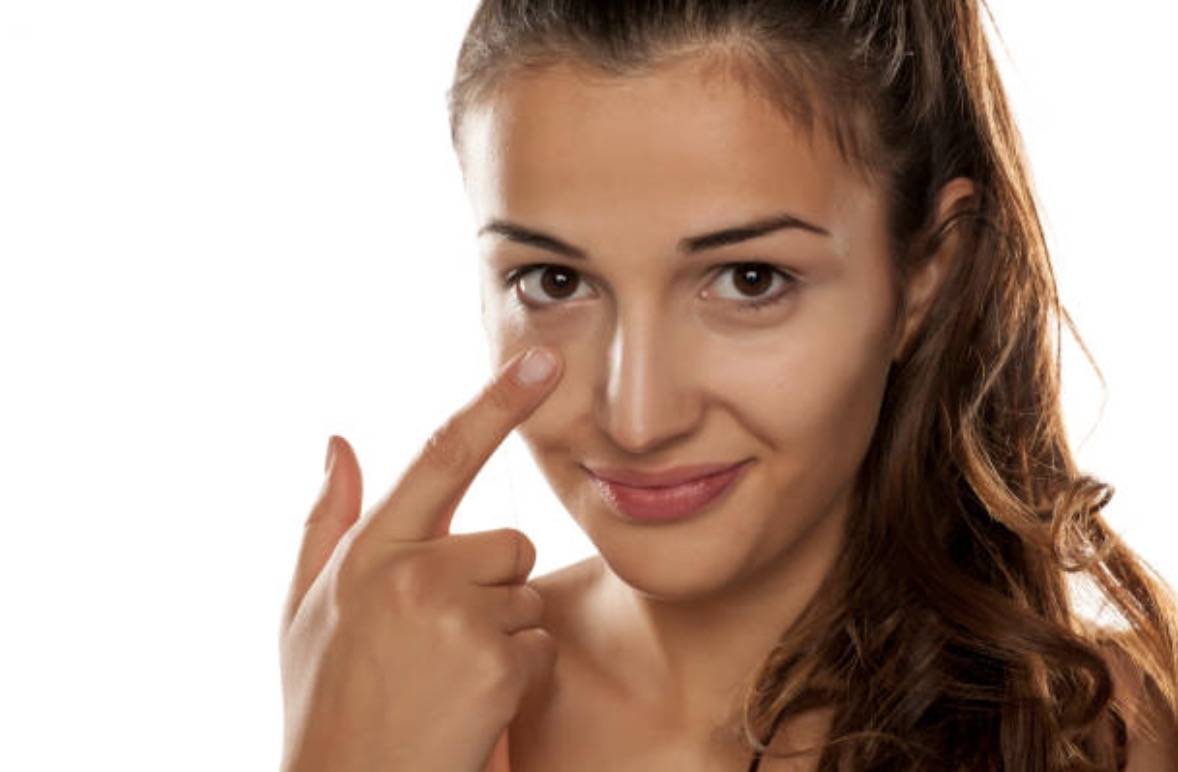 حيلة لم تهتمي بها يوماً تمنع زوال خافي الهالات السوداء خلال النهار