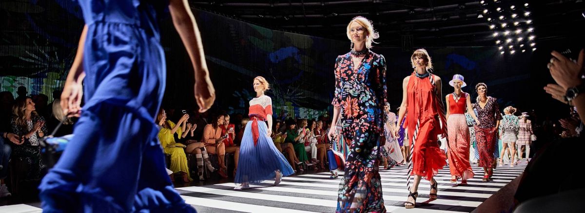 بالصورة – عارضة أزياء شهيرة تكشف عيباً في وجهها أخفته بالمكياج والـ