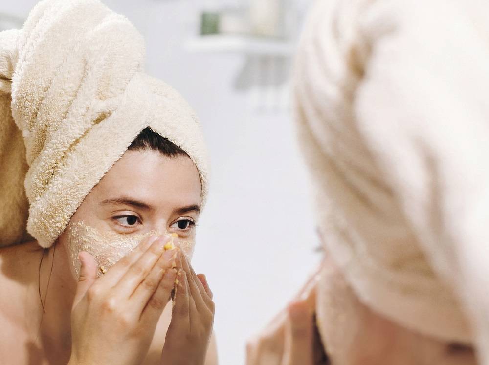 ما سر وصفة الحليب والملح والليمون لفتح مسامات البشرة المسدودة؟