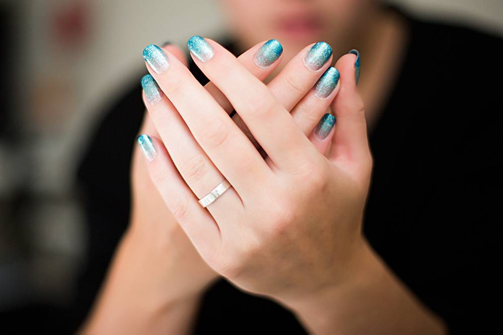 لا تغسلي يديك بالماء الساخن... وهذه الطرق تجعل بشرتهما أصغر بسنوات