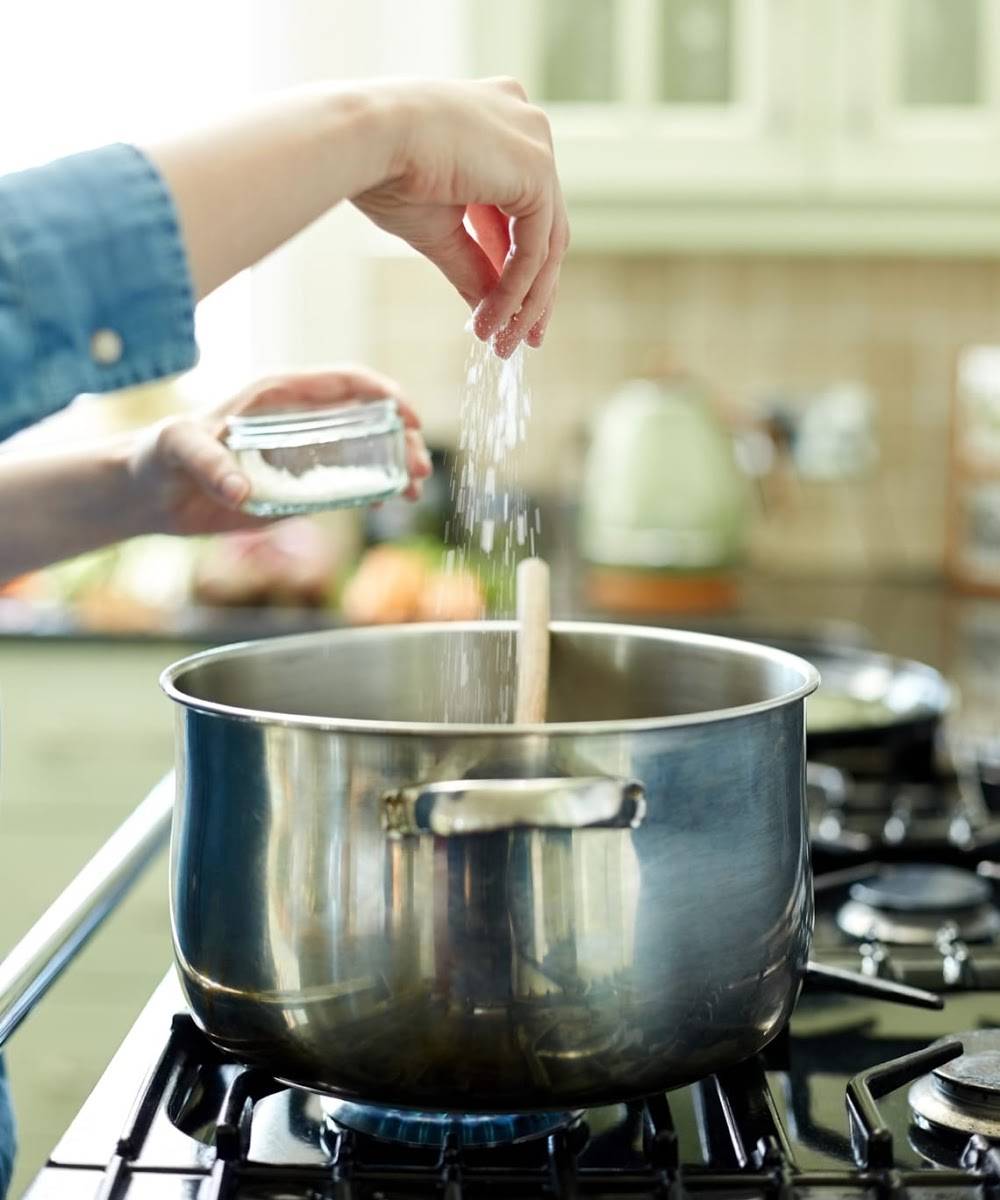 هذه الطريقة التي لا تعرفينها تساعد على تخفيف ملوحة الأطباق