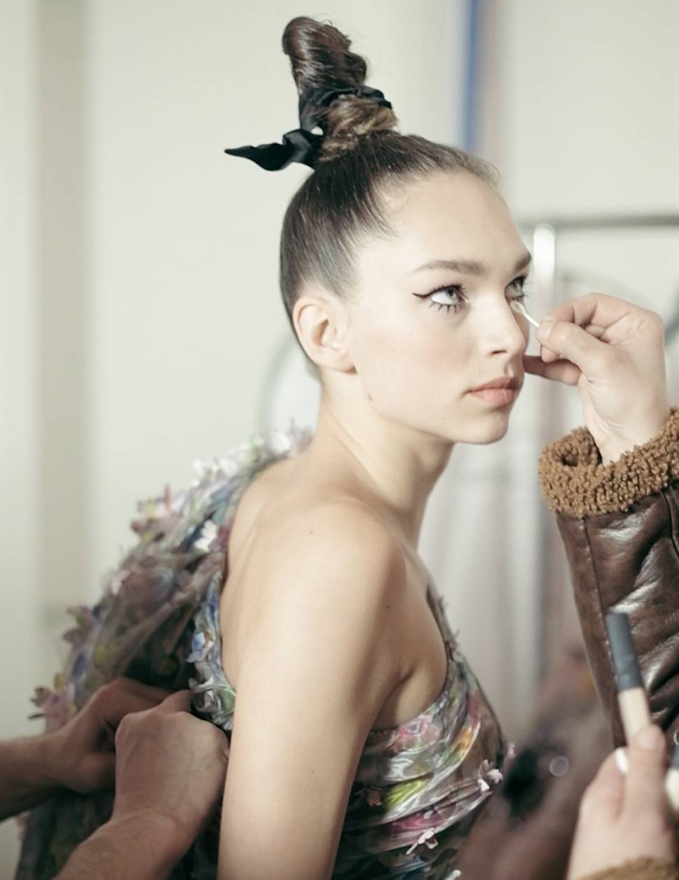 رامي قاضي في أول عرض أزياء إلكتروني... إشراق وفرح وفستان من البلاستيك