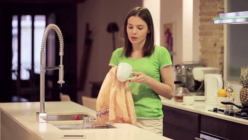 هل تعرفين أن المنشفة في مطبخك قد تسبب التسمم الغذائي؟ إليك الأسباب