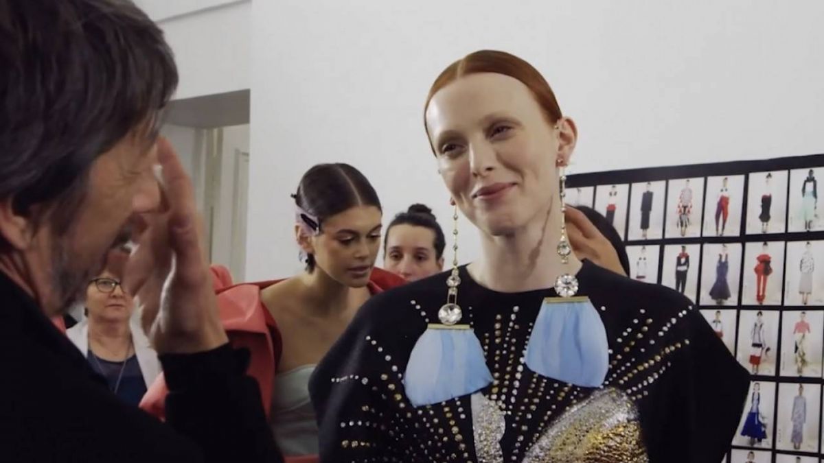 في كواليس عرض فالنتينو للأزياء الراقية