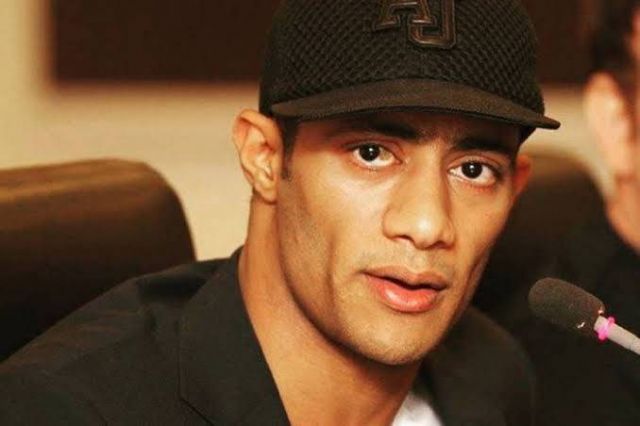 بالفيديو - محمد رمضان يثير الجدل برقصه تحت الماء