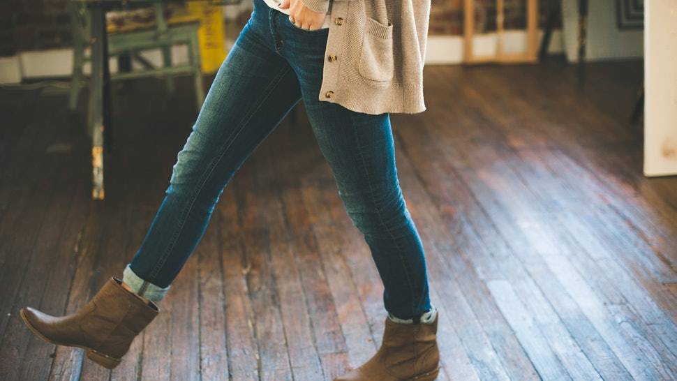 ارتداء الجوارب الشفافة تحت السروال في الشتاء خطأ كبير لهذا السبب