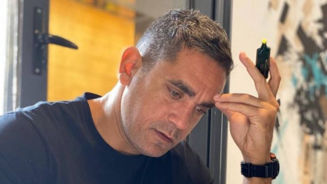 بالفيديو - موقف محرج لأمير كرارة على الهواء وهذا رد فعله