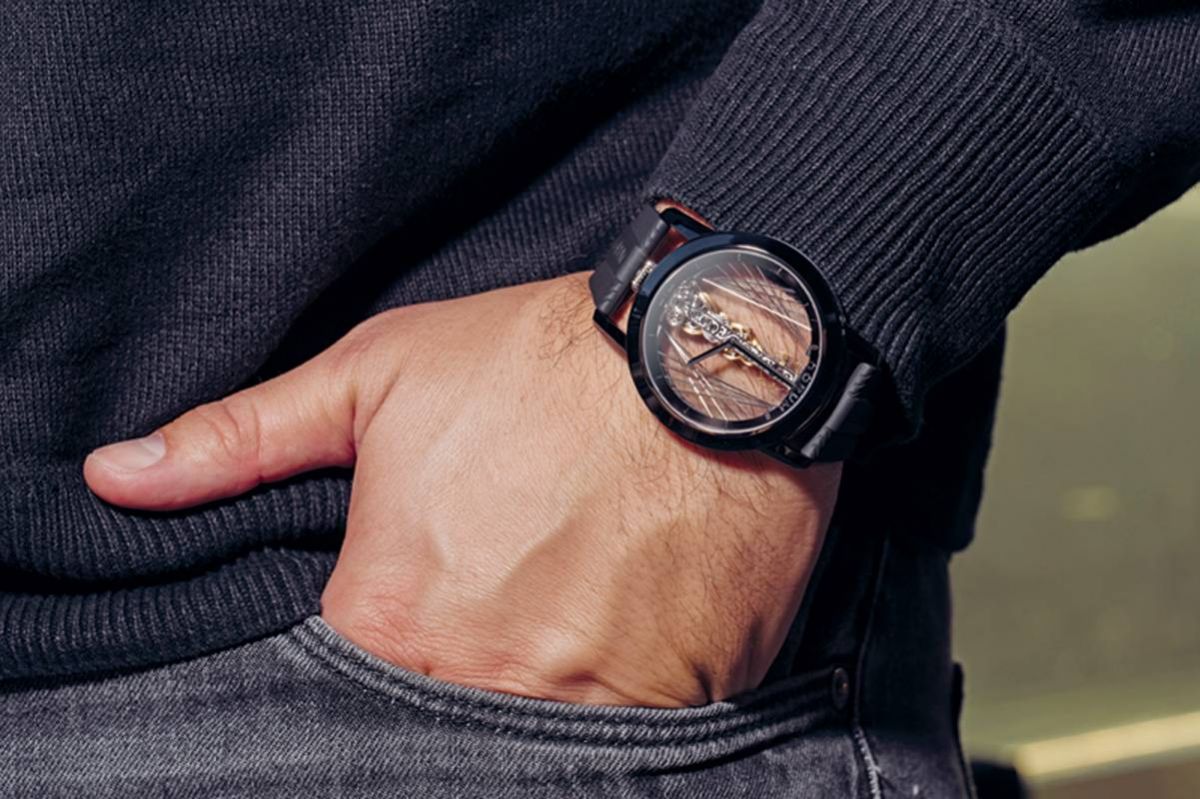 ‏CORUM
ساعتان فنيتان تجمعان بين جمال الحركة وروعة الجسور