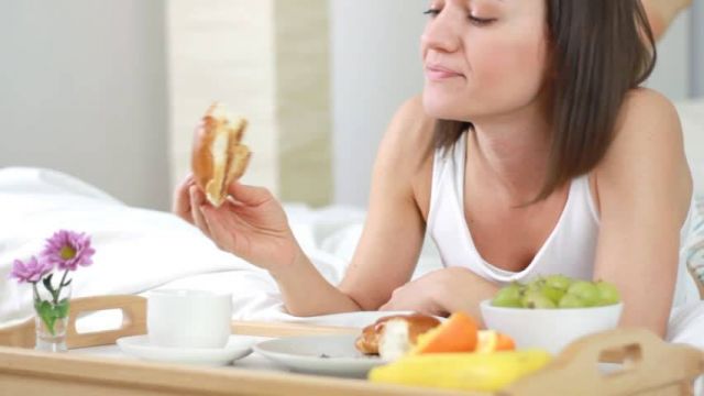 تأخير ساعة الفطور في عطلة نهاية الأسبوع يسبب زيادة الوزن