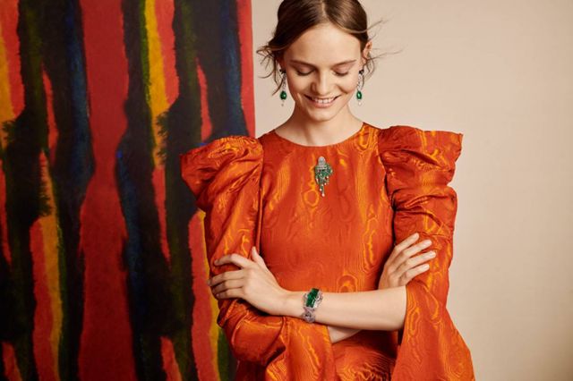 ‏BUD OF LOVE  أقراط أذن ذات قلادات قابلة للفصل: ذهب أبيض، حجرا زمرّد قطع بريوليت وزن 8.18 قيراط و 7.71 قيراط (كولومبيا)، إسبينل أسود، ماس  LOVERS PATH  سوار ;ذهب أبيض، ذهب أصفر، 3 أحجار زمرّد قطع إميرالدوزن 14،17 قيراط و13،71 قيراط و11،90 قيراط (كولومبيا)،ماس  ‏BALCONE مشبك ذهب أبيض، ذهب وردي، زمرّد، غارنيت تسافوريت، ماس