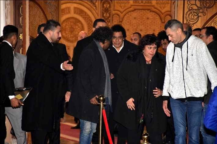بالصور - محمد منير منهار تماماً ويتلقي عزاء زوج شقيقته جالساً وباكياً