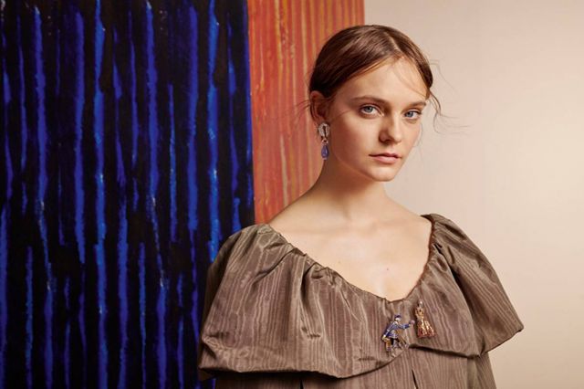 ‏ROMEO & JULIET  مشبكان  ذهب أبيض، ذهب وردي، ذهب أصفر، لاكر أسود، ياقوت سافير ملوّن، عقيق غارنيت سبيسارتيت، لازورد، ماس أبيض وأصفر  ‏LUCIA  أقراط أذن ذات قلادات قابلة للفصل ذهب أبيض، حجرا ماس قطع كوشن فئة DIF  و 2A وزن 5،23 قيراط و5،12 قيراط، 2 لولو أبيض طبيعي وزن 16،11 قيراط، ياقوت، ماس وردي وأبيض