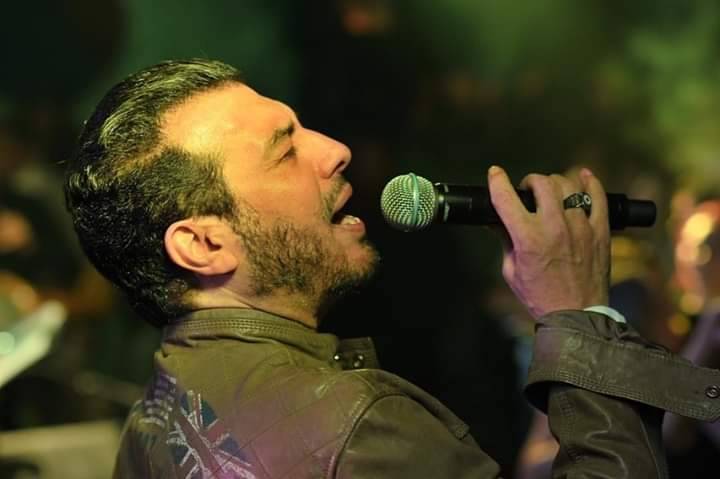 بالصور - إيهاب توفيق يغني بعد أسبوعين من رحيل والده ويتعرض لهجوم قاس