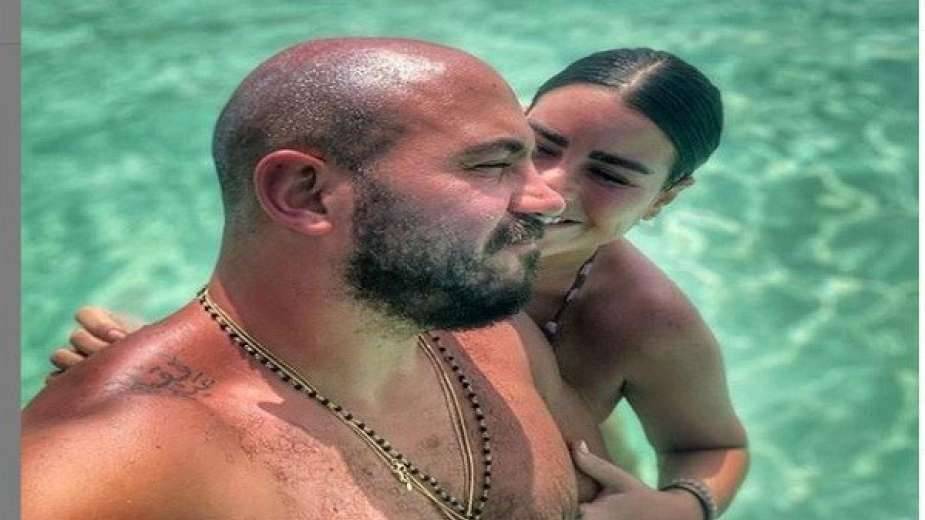 في الصورة الأولى من شهر العسل.. محمود العسيلي وزوجته في حمام السباحة