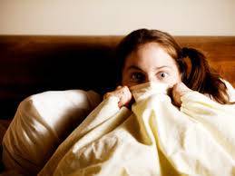 عاد إلى منزله مبكراً فوجد زوجته في أحضان عشيقها على فراش الزوجية