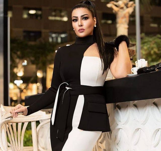 بالصور –حيلة موضة تجعل خصر سمية الخشاب يبدو نحيفاً جداً