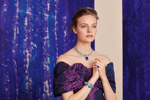 ‏MAIOLICA  عقد ذهب أبيض، سافير قطع إميرالد وزن 42.86 قيراط (سريلانكا)ماس  ‏FLORA  خاتم بتوين ذو فينغر ذهب أبيض، ذهب وردي، سافير قطع كوشن (وسادي) وزن 8،17 قيراط (مدغشقر)، زمرّد، سافير، ماس  ‏FIORE  سوار ذهب أبيض، حجران أكوامارين قطع إجاصي وزن 50،87 قيراط و50،50 قيراط، زمرّد، سافير، إسبينل أسود، ماس