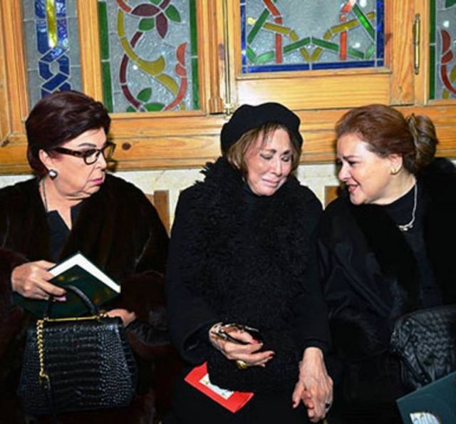 لبني عبدالعزيز تبكي في عزاء ماجدة وبجوارها دلال عبدالعزيز ورجاء الجداوي