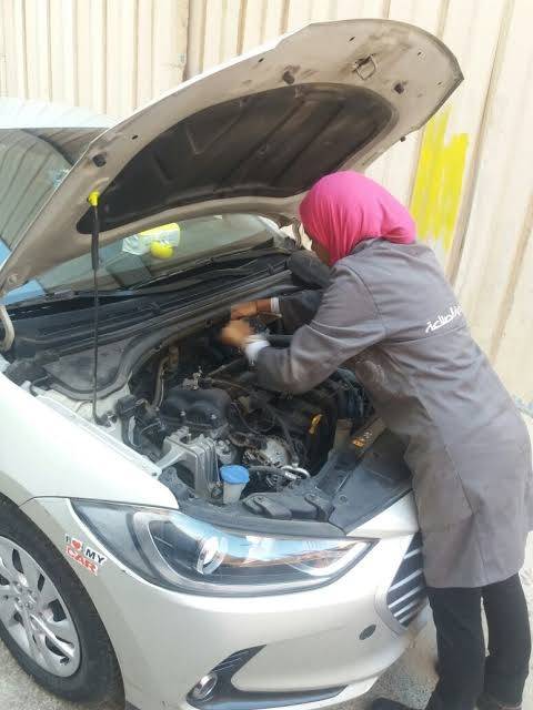 بالفيديو - تعرفوا إلى  أول مدربة ميكانيكا سيارات: هكذا كسرت القيود