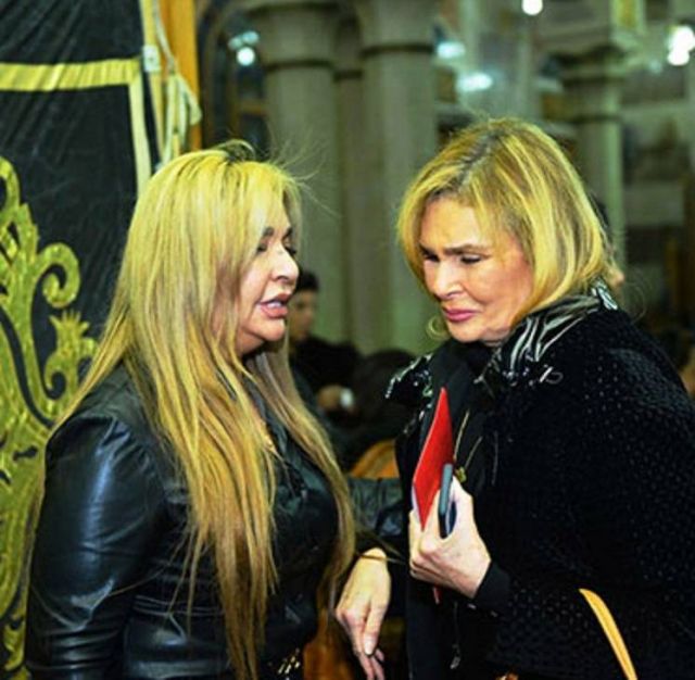 يسرا تقدم واجب العزاء لغادة نافع