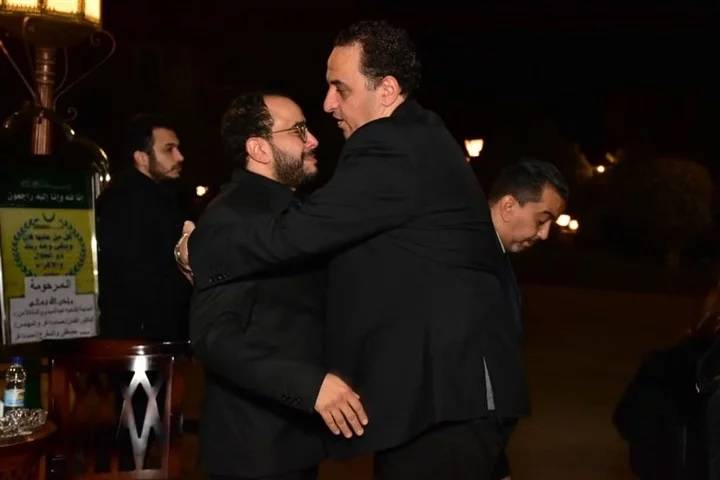 بالصور - في غياب نجوم الفن.. دموع حسام داغر على رحيل والدته في عزائها