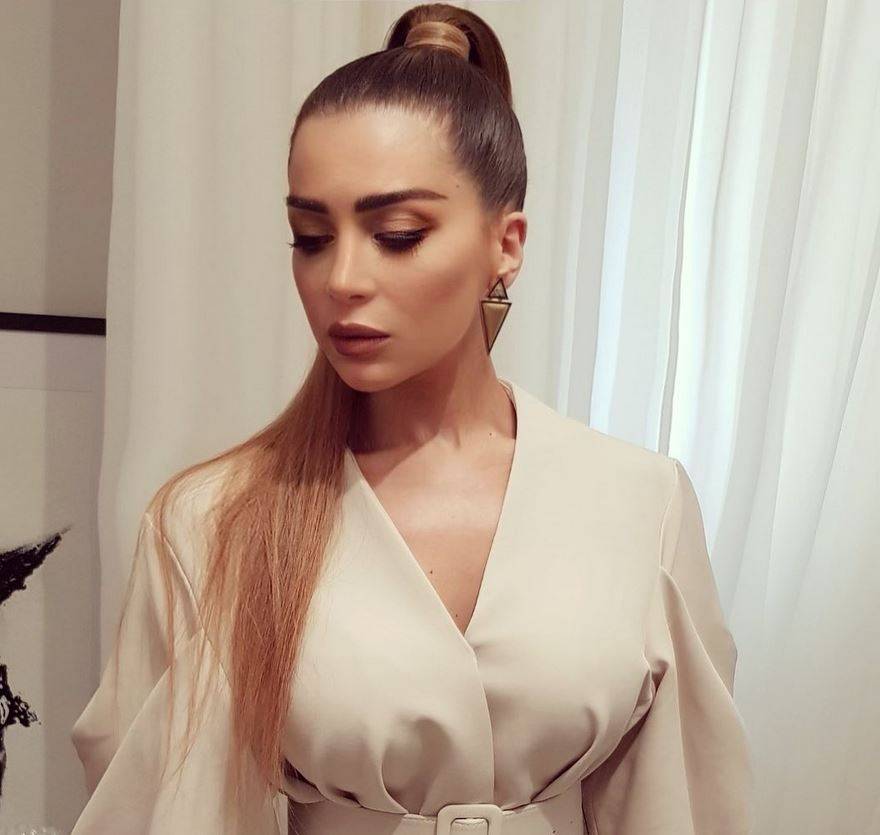 بالصور – مي عز الدين تسخر من قصر قامتها بموقف طريف مع طبيبها