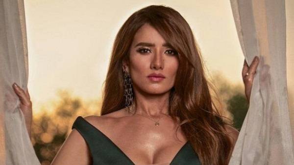 بالفيديو - زينة تحرج مراسلاً سألها عن أحمد عز