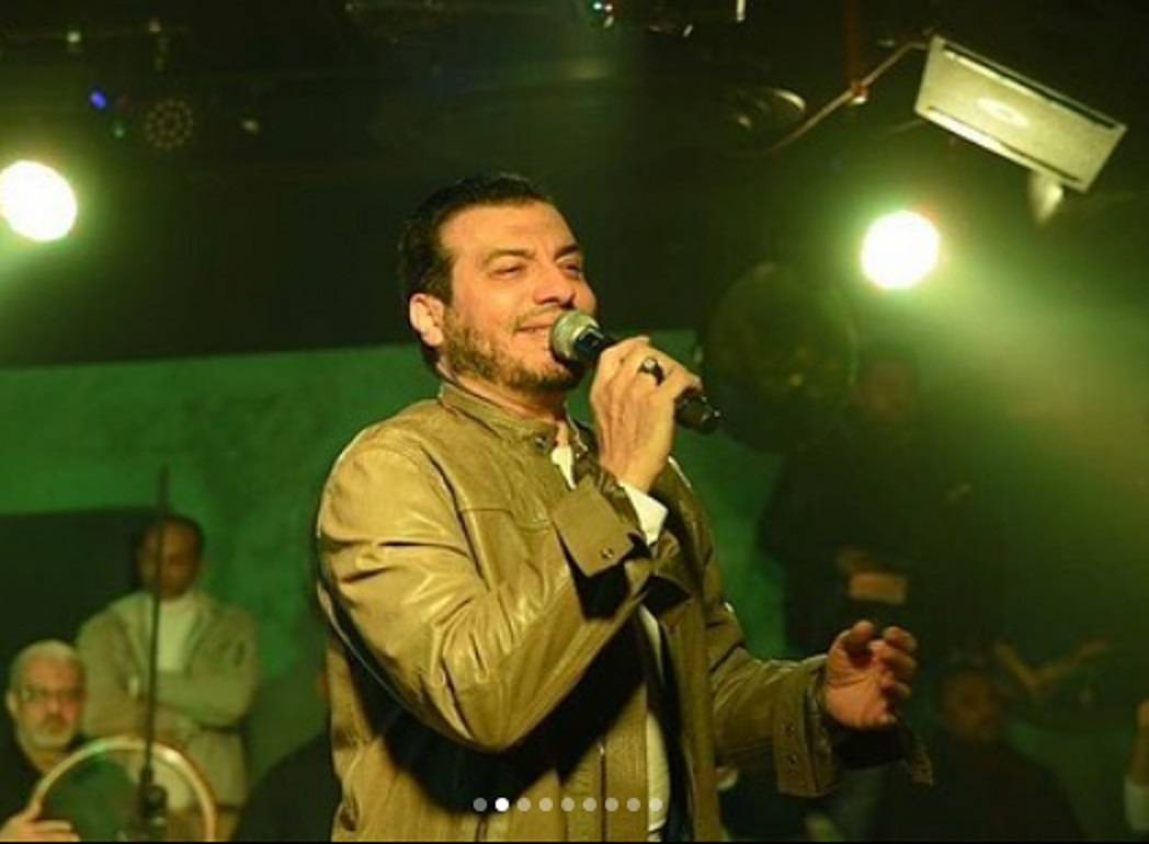 بعد الهجوم على إيهاب توفيق.. مغنية مصرية تدافع عنه: 