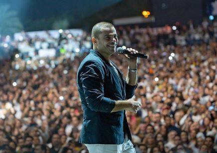 بالفيديو - مفاجأة جديدة من عمرو دياب تشعل مواقع التواصل