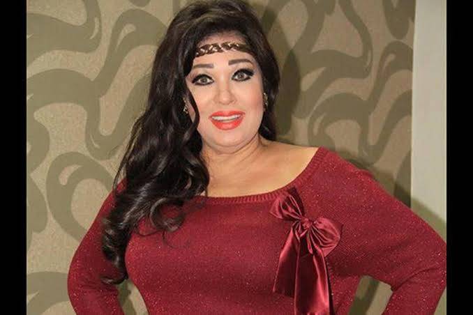 بالفيديو - في حفل عشاء نظارة فيفي عبده تسبب لها مشكلة.. هذا ما حدث