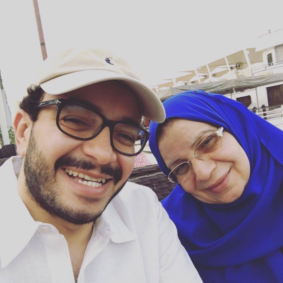 بعد دعائه لها في الشارع... الفنان حسام داغر يخسر والدته
