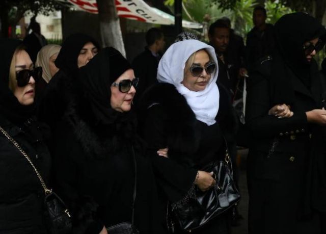 بالصور - انهيار غادة نافع ونجمات في جنازة والدتها ماجدة الصباحي