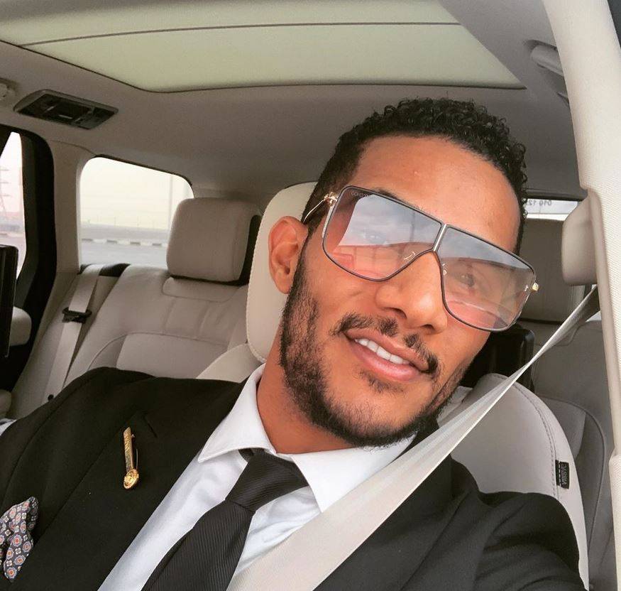 بالفيديو – محمد رمضان يستعرض قلادته الماسية وهذا ثمنها