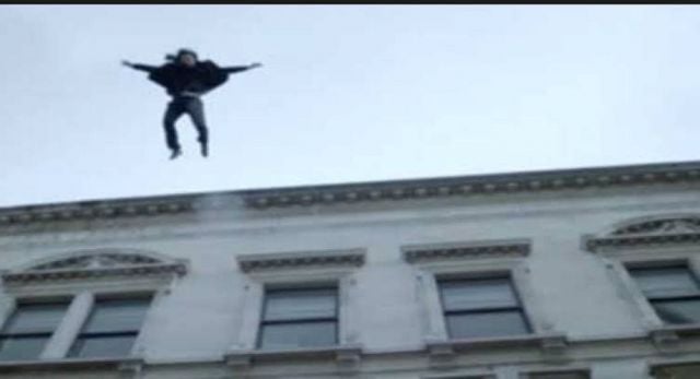 سر سقوط فتاة من الطابق الرابع عارية