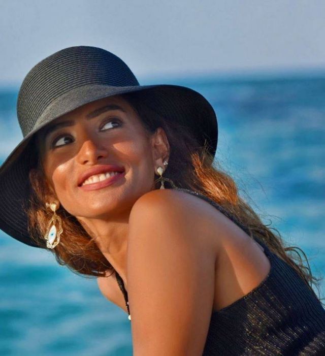 بالصور – زينة تكشف كيف كان شكلها في المراهقة وكم تشبه شريهان