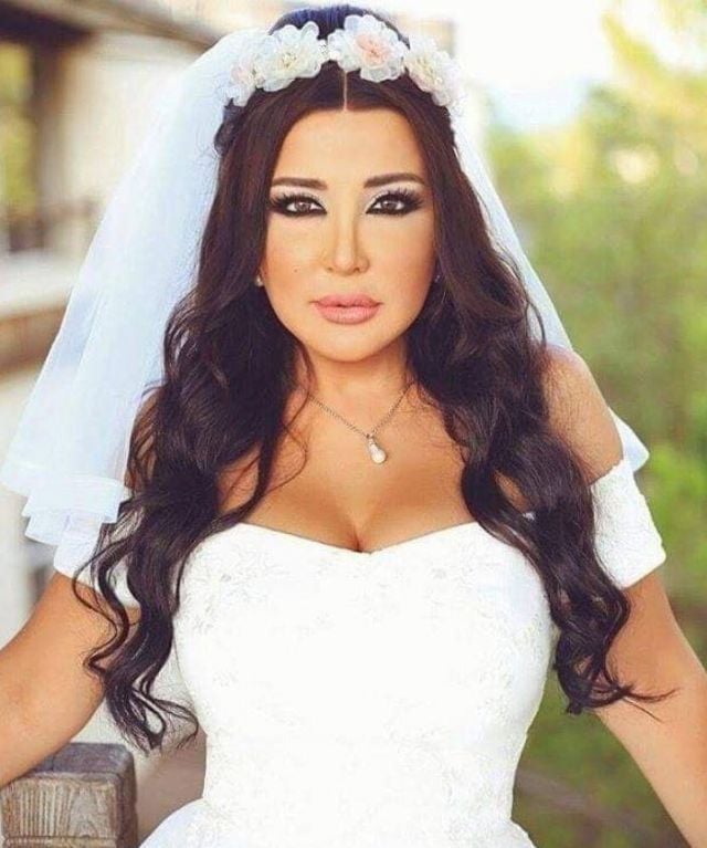 جيهان عبد العظيم تتخلى عن فستان زفافها مقابل ليرة واحدة وتعلن السبب