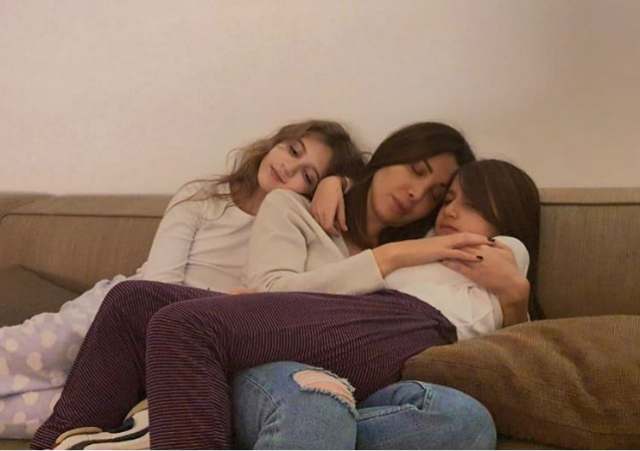 بصورة مؤثرة جداً... نانسي عجرم تطل مع ابنتيها للمرة الأولى بعد الحادث الأليم