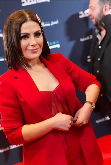 بالصورة - قميص صبا مبارك الأحمر بقصة الكورسيه الشفاف.. جرأة الأناقة