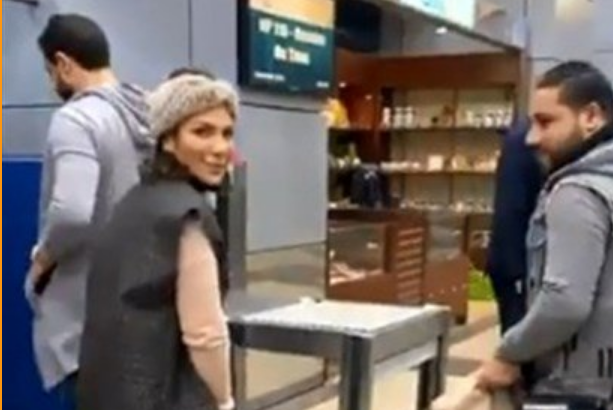 بالفيديو - عدسة معجب تلتقط موقفاً طريفاً لأصالة قبل ان تخلع حذاءها في مكان عام