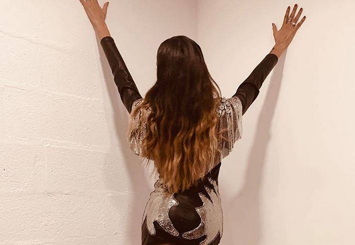 بالصور - فنانة تفاجئ معجبيها بشعرها الحقيقي بعد سنوات من استخدام الخصلات المستعارة