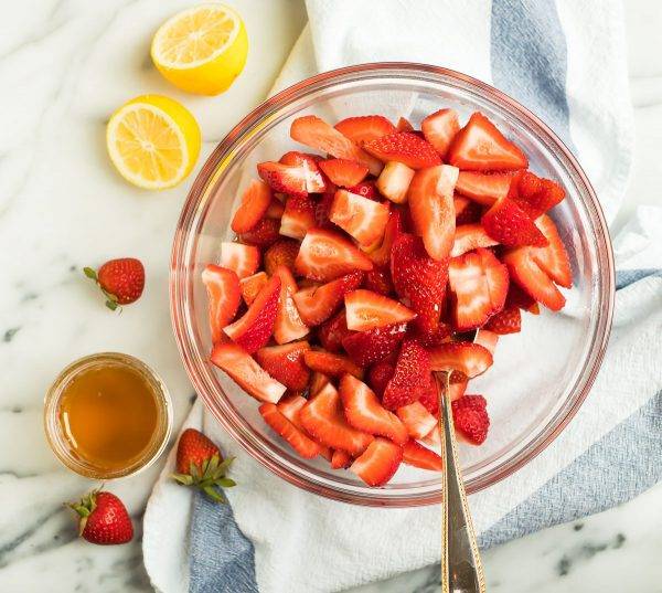 إليكم طريقة تحضير رقاقات الفراولة المفيدة لخسارة الوزن