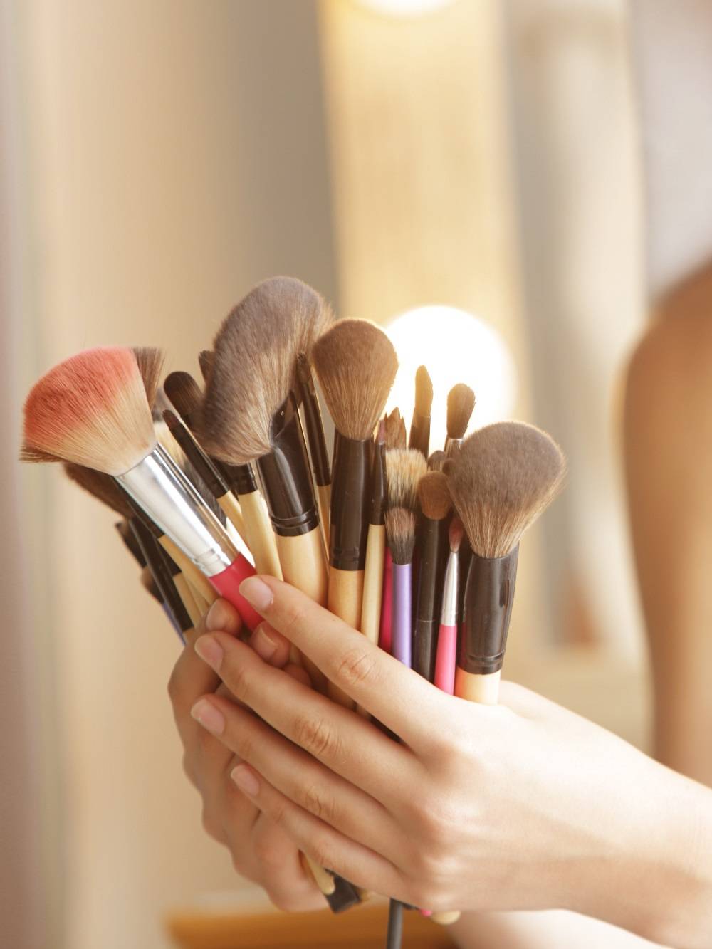 بالفيديو – هكذا استخدمت مصفاة المطبخ المعدنية لتنظيف فرشاة المكياج في دقائق