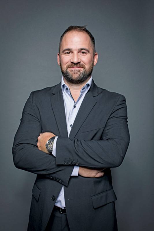 ‏RICHARD  MILLE RM 33- 02 
مزيج من الأناقة الراقية مع طابع رياضي