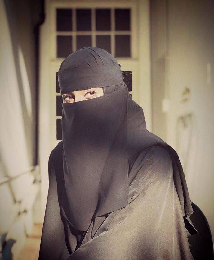 بالفيديو –فنانة سعودية تحدث صدمة كبرى... حجاب وتدخين وصراخ في مكان عام