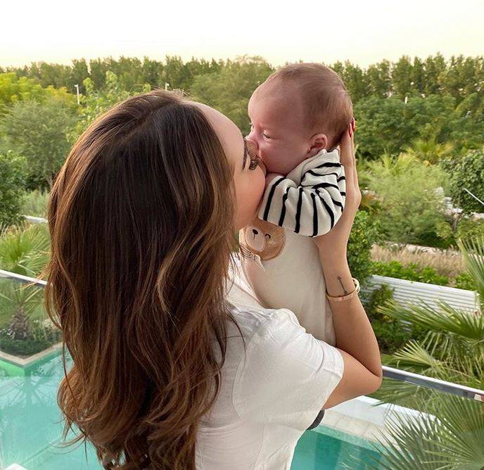 نجمة شهيرة تكشف خسارتها 8 كيلوغرامات بعد أسبوعين على ولادة طفلها