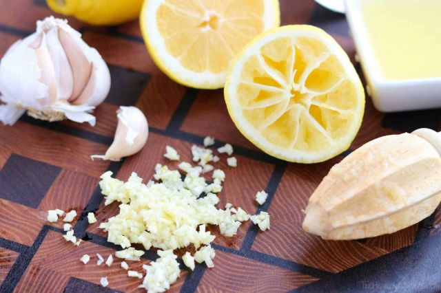 قناع الثوم وعصير الليمون الوصفة الفعالة لبشرة من دون تجاعيد