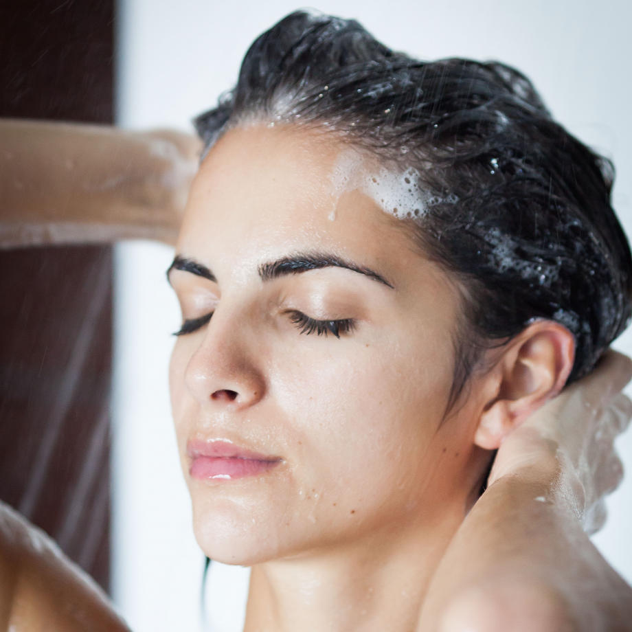 هذا ما يحدث لشعرك بعد غسله بالماء الساخن جداً