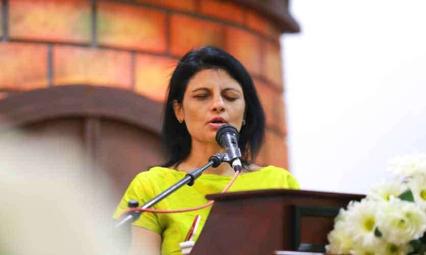 فقدت بصرها وتعمل خبيرة مظهر... إليكم قصتها المؤثرة